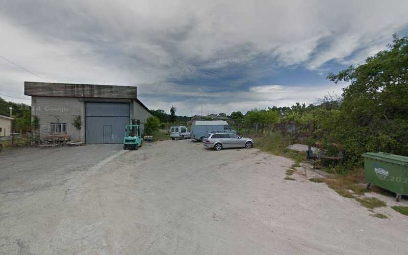 Fotografia tomada fuera de Barnizados Barbas - Fábrica de muebles en Gustei, Orense