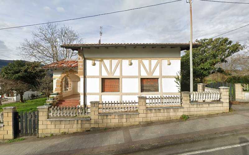 Fotografia tomada fuera de Carpinteria Zurezko - Furniture maker en Lezama, Vizcaya