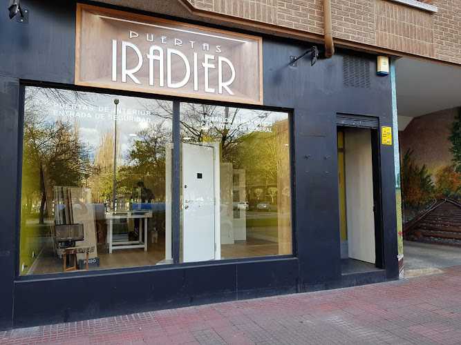 Fotografia tomada fuera de Puertas Iradier - Carpintero en Vitoria-Gasteiz, Álava