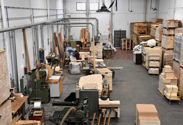 Fotografia tomada fuera de Embalatges Ollé, S.L. - Treballador de la fusta en Sant Pere Molanta, Barcelona