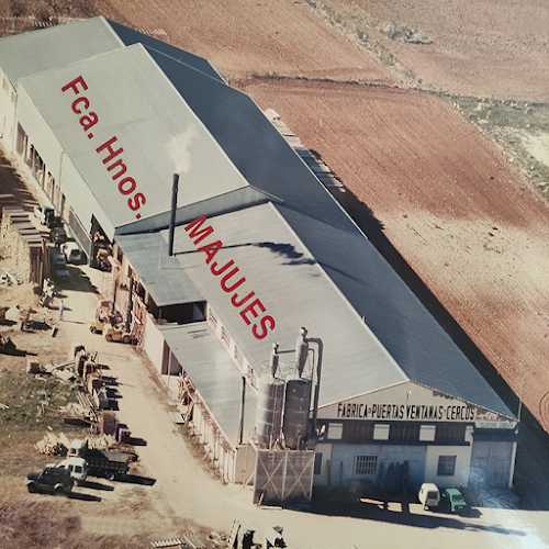Fotografia tomada fuera de Puertas y Ventanas Hnos. Majujes - Fábrica de puertas en Valera de Abajo, Cuenca