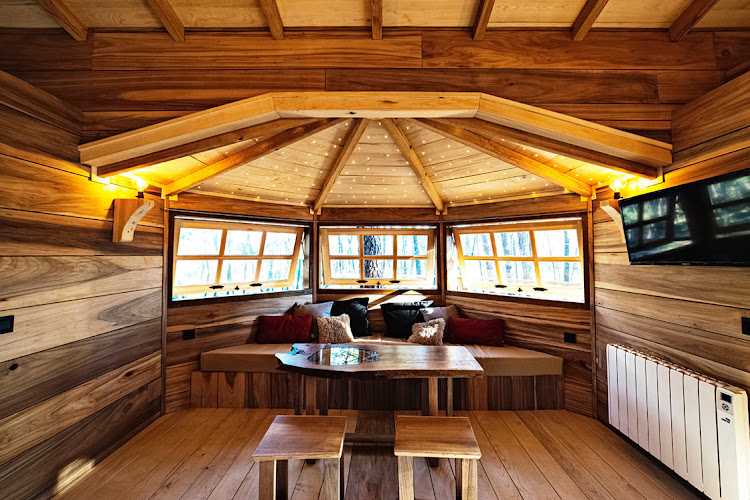 Fotografia tomada fuera de Marcos Treehouses - Carpintero en Arcas, Cuenca