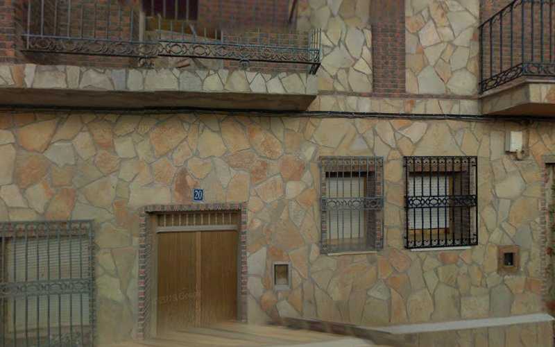 Fotografia tomada fuera de Puertas y Ventanas Isamar, S.l.U - Carpintería metálica y de aluminio en Valera de Abajo, Cuenca