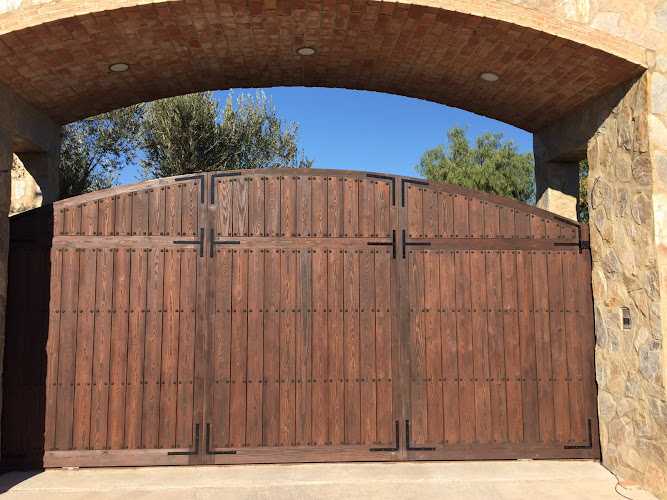 Fotografia tomada fuera de Puertas en Valera Bordon - Carpintería en Valera de Abajo, Cuenca