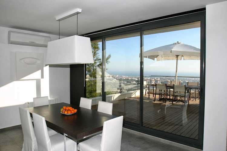 Fotografia tomada fuera de Taller Cañadas | Carpintería metálica en Barcelona - Serraller en Sant Celoni, Barcelona