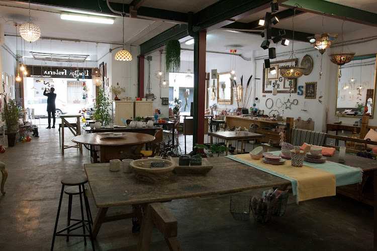 Fotografia tomada fuera de L'Antiga Carpintería Decoración. - Botiga de mobles en Vilassar de Mar, Barcelona