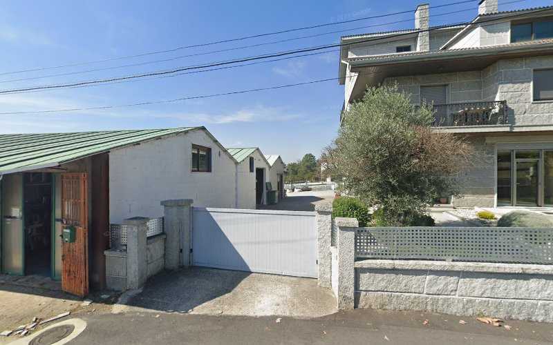 Fotografia tomada fuera de Carpinterias Santa Cruz - Metalwork en San Cibrao das Viñas, Orense