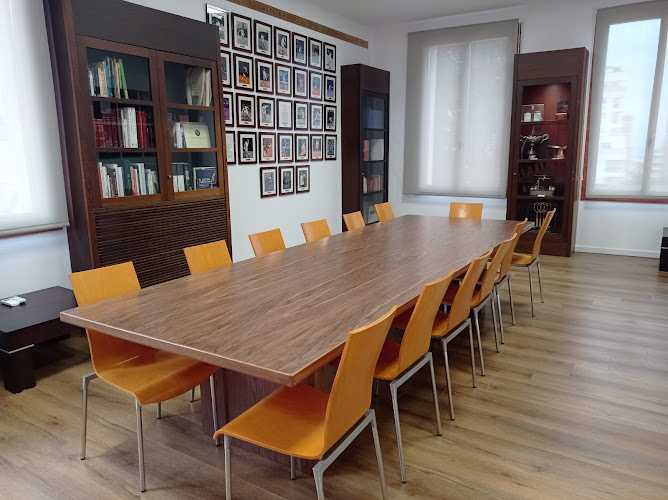 Fotografia tomada fuera de CARPINTERÍA BORRAJO BURGOS - Treballador de la fusta en Sant Just Desvern, Barcelona