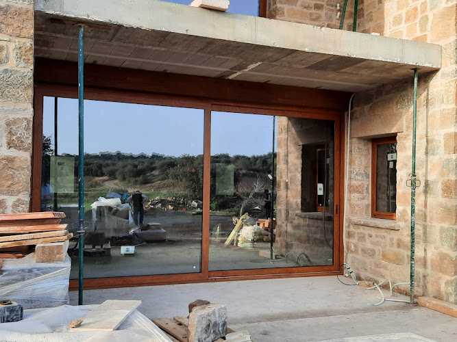 Fotografia tomada fuera de Fusteria Suy - Carpintería en Osor, Girona