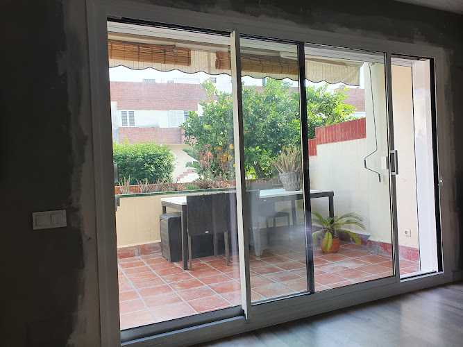 Fotografia tomada fuera de Metal Decor S.L - Carpintería metálica y de aluminio en Sant Just Desvern, Barcelona