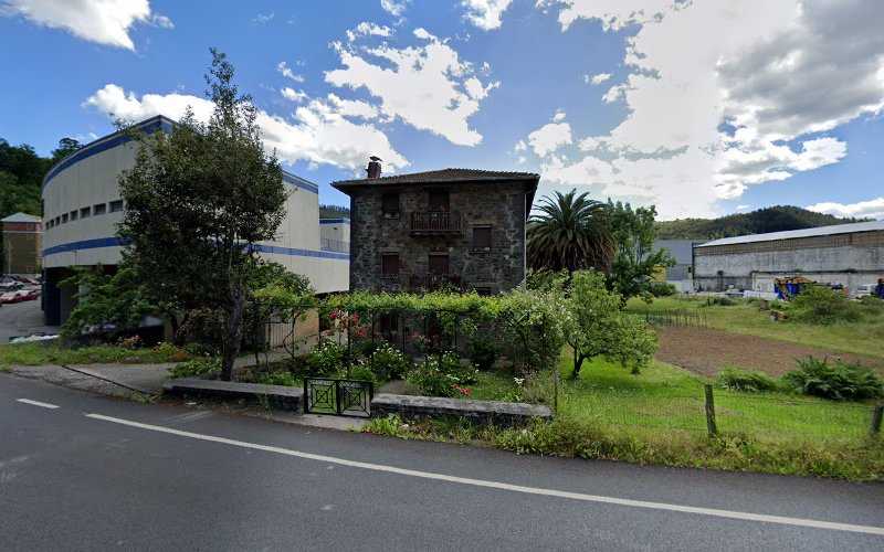 Fotografia tomada fuera de Auxiliar de Señalizaciones y Balizamientos - Carpintería metálica y de aluminio en Ugao-Miraballes, Vizcaya