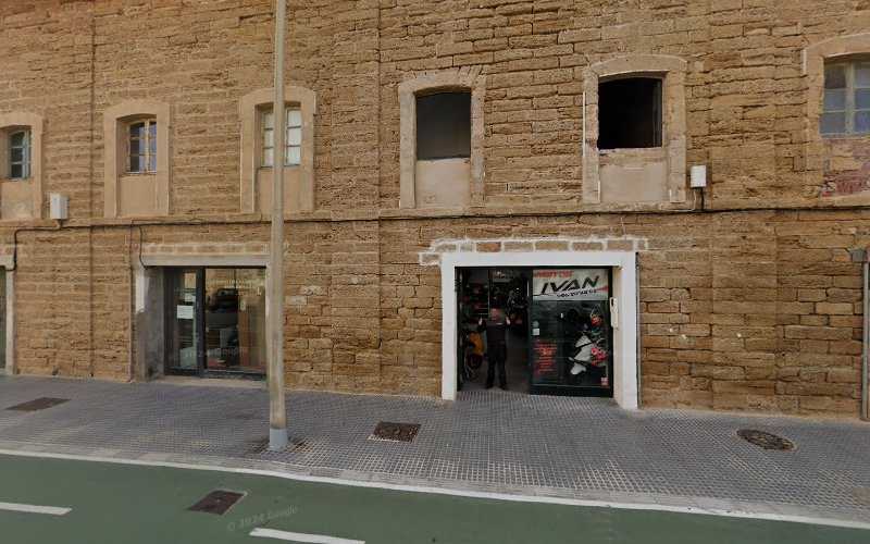 Fotografia tomada fuera de Ebanistería y Carpintería Hermanos Bares S.L. - Tienda de armarios en Cádiz, Cádiz
