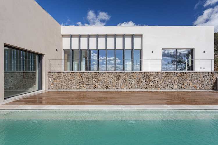 Fotografia tomada fuera de Alumini i vidres Oliver - Carpintería metálica y de aluminio en Santa Margalida, Baleares