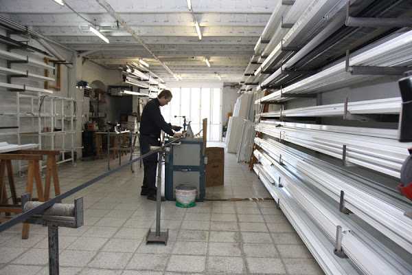 Fotografia tomada fuera de Vidrieria Sant Pol - Metal·listeria en Sant Pol de Mar, Barcelona