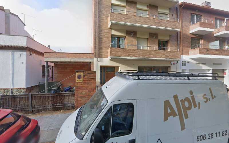 Fotografia tomada fuera de Fustería Alpi de Canet - Tienda de armarios en Canet de Mar, Barcelona