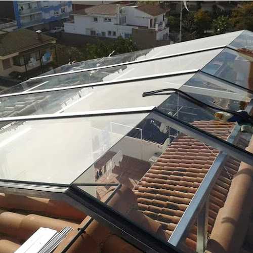 Fotografia tomada fuera de OSFENA aluminis i vidres - Metal·listeria en Pineda de Mar, Barcelona