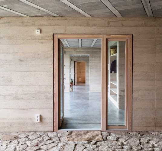 Fotografia tomada fuera de ISCLETEC - Fábrica de puertas en Sant Iscle de Vallalta, Barcelona