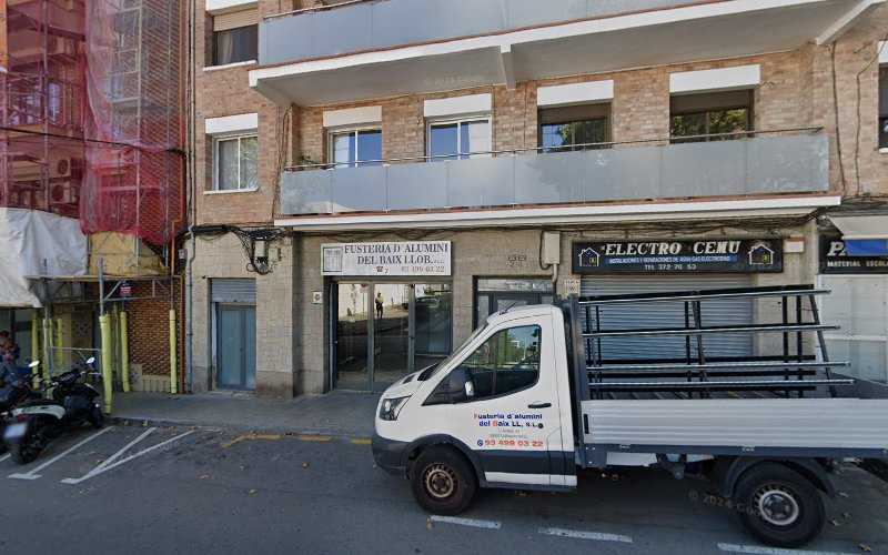 Fotografia tomada fuera de Fusteria D'Alumini Del Baix Llob - Metal·listeria en Esplugues de Llobregat, Barcelona