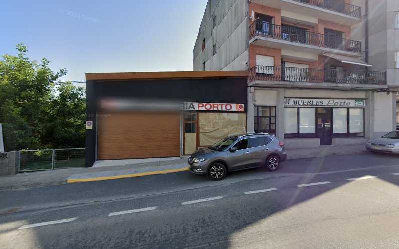 Fotografia tomada fuera de Carpinteria Porto - Tienda de muebles en Palas de Rei, Lugo