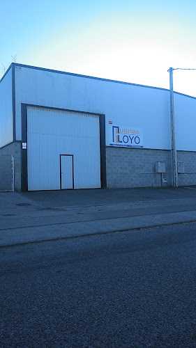 Fotografia tomada fuera de Puertas Loyo - Carpintería en Larin, Lugo