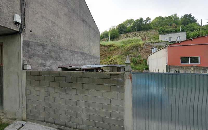 Fotografia tomada fuera de FERNANDO Y SUSO, COM.B. - Carpintero en Sarria, Lugo