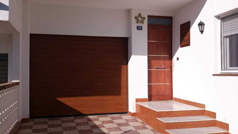 Fotografia tomada fuera de Aluminis Instal - Carpintería metálica y de aluminio en Blanes, Girona