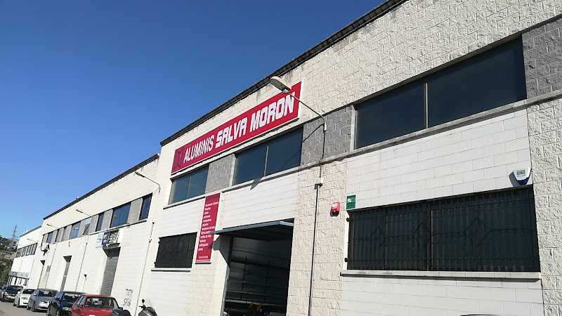 Fotografia tomada fuera de Aluminios Salva Morón - Metal·listeria en Blanes, Girona