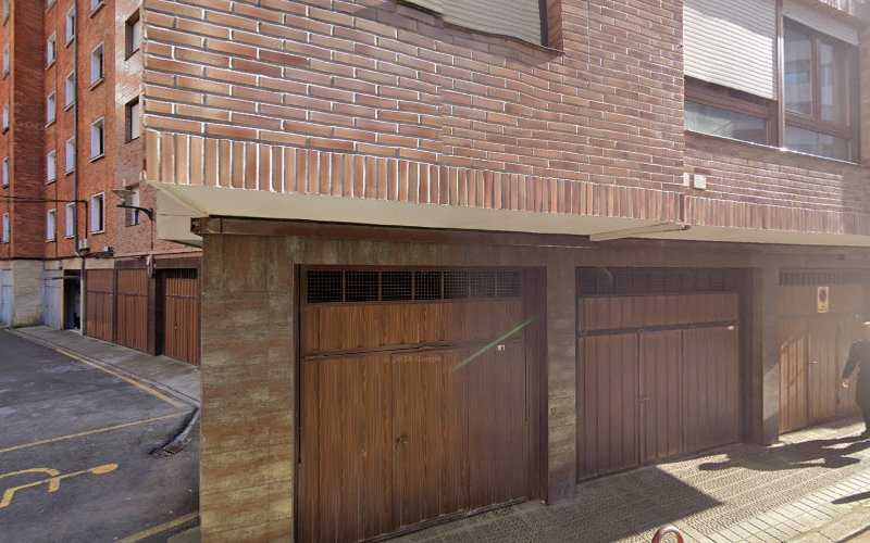 Fotografia tomada fuera de Aiuri Ateak - Altzari-egilea en Bermeo, Vizcaya