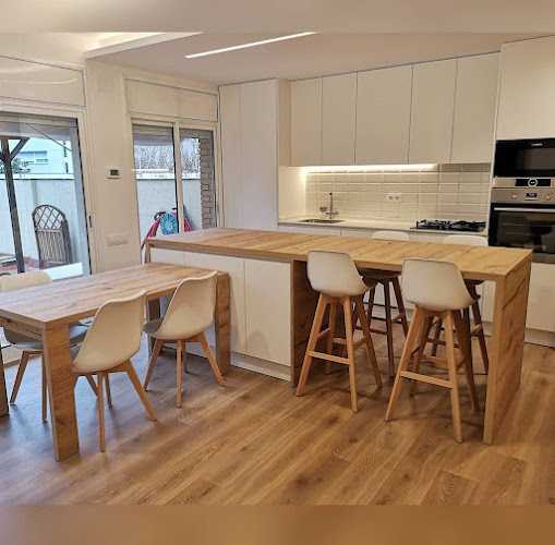 Fotografia tomada fuera de Carpinteria Antonio Marín - Servicio de instalación de suelos de madera en Gavà, Barcelona