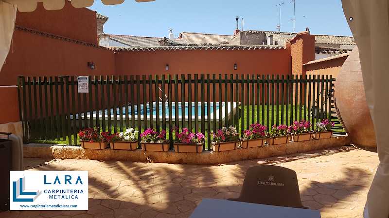 Fotografia tomada fuera de Carpintería Metálica Lara - Servicio de instalación de ventanas en Almodóvar del Campo, Ciudad Real