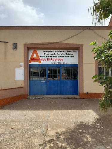 Fotografia tomada fuera de Aluminios El Robledo - Carpintería metálica y de aluminio en El Robledo, Ciudad Real