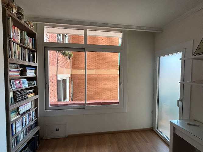 Fotografia tomada fuera de EspluAlumini - Carpintería metálica y de aluminio en Esplugues de Llobregat, Barcelona