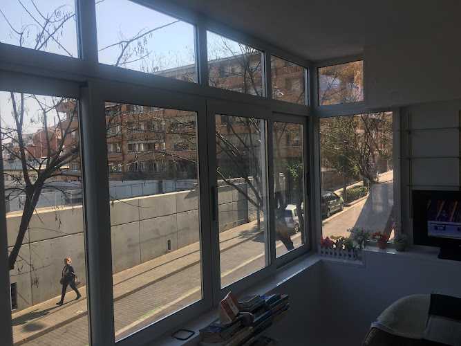 Fotografia tomada fuera de Vidrios y aluminios Mezquita, S.L. - Carpintería metálica y de aluminio en Esplugues de Llobregat, Barcelona