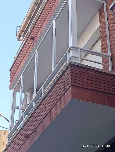 Fotografia tomada fuera de Aluminios Can Vidalet - Carpintería metálica y de aluminio en Esplugues de Llobregat, Barcelona