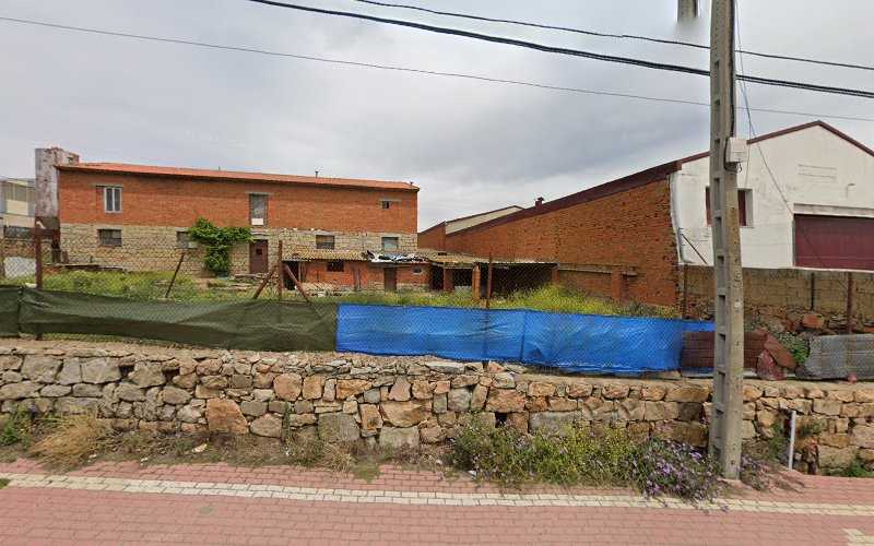 Fotografia tomada fuera de Carpintería J.L. González - Comercio en Las Navas del Marqués, Ávila