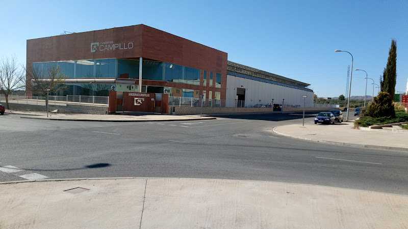 Fotografia tomada fuera de Maderas Campillo - Tienda de suministros para trabajar la madera en Hellin, Albacete