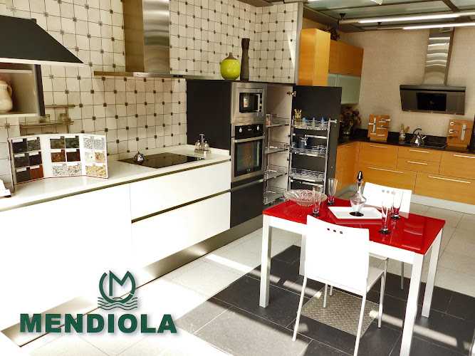 Fotografia tomada fuera de Mendiola Carpintería - Tienda de muebles de cocina en Pasajes, Guipúzcoa
