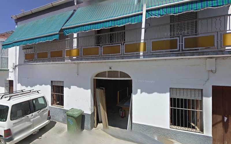 Fotografia tomada fuera de Carpinteria Pedro Felix - Fábrica de muebles en Alcuéscar, Cáceres