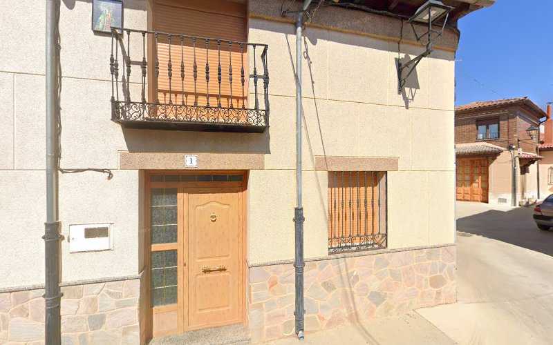 Fotografia tomada fuera de Carpintería Ebanistería Mariano Herrero - Tienda de armarios en Paredes de Nava, Palencia