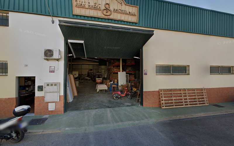 Fotografia tomada fuera de Hijos de Juan María Sánchez - Carpintero en El Viso del Alcor, Sevilla