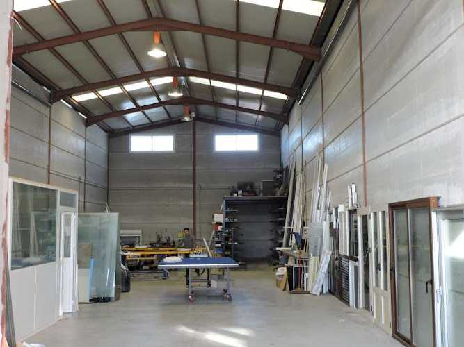 Fotografia tomada fuera de ALUDEC Aluminios y Decoración - Carpintería metálica y de aluminio en El Viso del Alcor, Sevilla