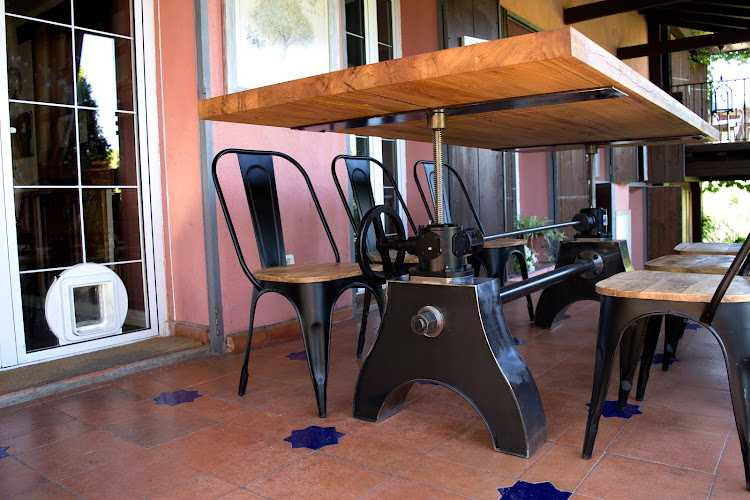 Fotografia tomada fuera de Mesarte Artesanos - Mesas a medida de estilo industrial - Fábrica de muebles en Tarazona, Zaragoza