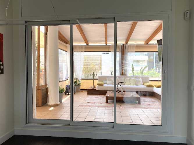 Fotografia tomada fuera de ALUMINIS SM MARTINEZ - Carpintería metálica y de aluminio en Sitges, Barcelona