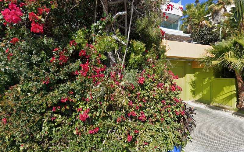 Fotografia tomada fuera de Comprar Finestres a Sitges - Carpintería metálica y de aluminio en Sitges, Barcelona