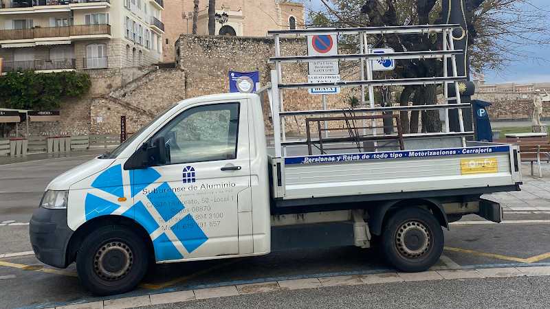 Fotografia tomada fuera de Suburense de Aluminio - Carpintería metálica y de aluminio en Sitges, Barcelona