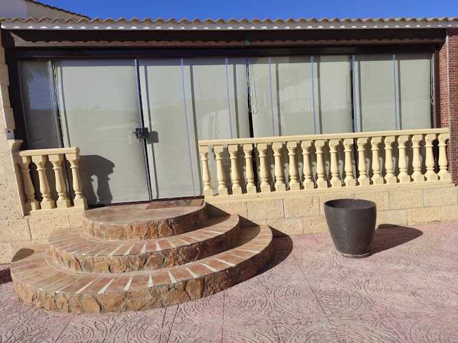 Fotografia tomada fuera de Dicorglass Cerramientos Almería - Carpintería metálica y de aluminio en Viator, Almería