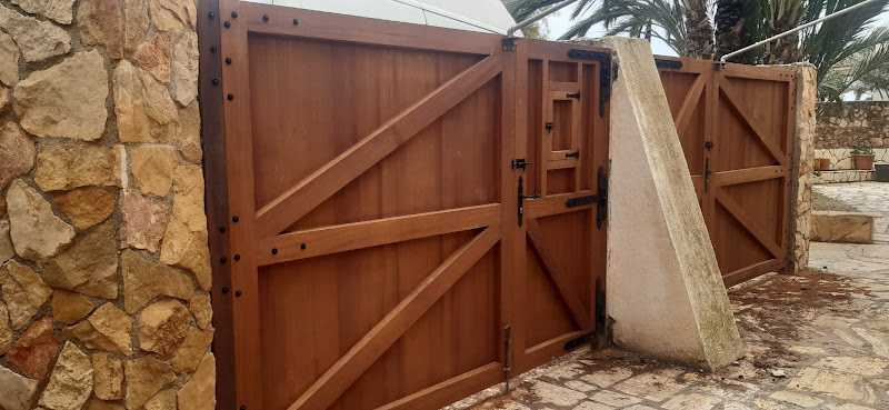 Fotografia tomada fuera de Carpintería Casado - Carpintería en Carboneras, Almería