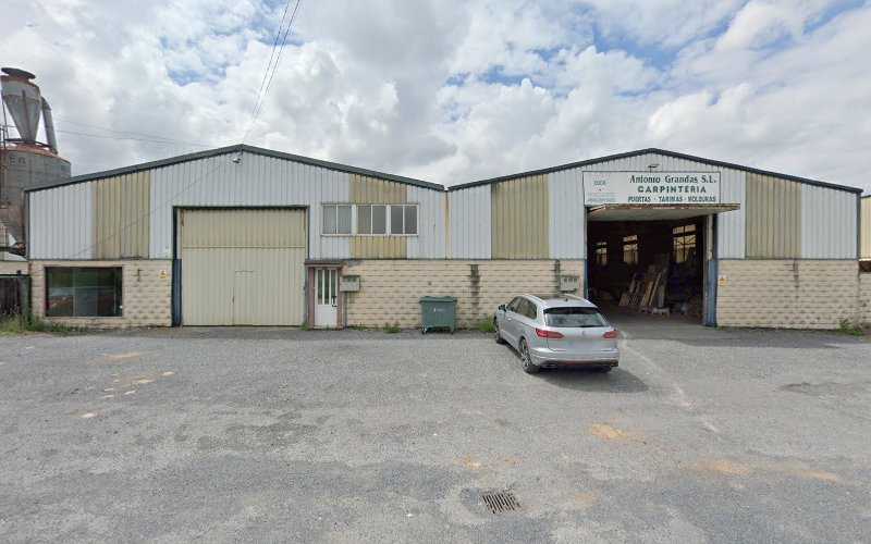 Fotografia tomada fuera de Maderas Grandas - Tienda de puertas en Sarria, Lugo