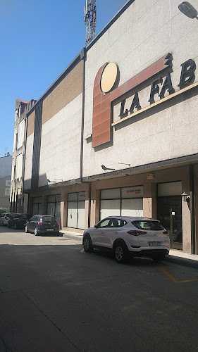 Fotografia tomada fuera de La Fábrica Sarria - Tienda de muebles en Sarria, Lugo