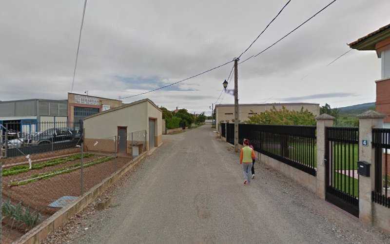 Fotografia tomada fuera de Talleres Metálicos Sebastián - Taller de metalurgia en Arenzana de Abajo, La Rioja